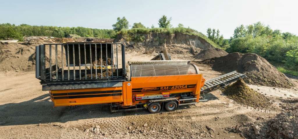 Accelerates the operating process: In the large hopper there is enough room to  absorb the charge of large wheel loader buckets at one stroke. 