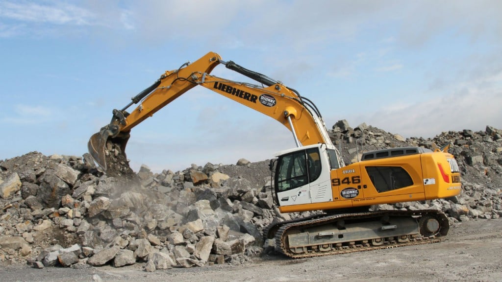 The crawler excavator R 946 produces 273 cubic metres per hour.