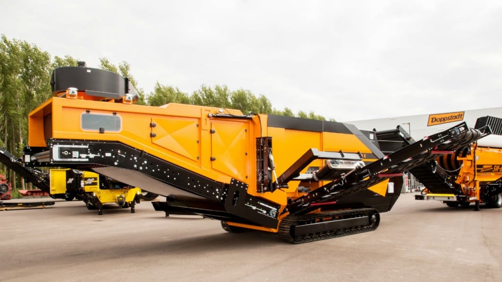 The development of the Doppstadt wind sifter WS 2000 K - Taifun is a top-of-the-range innovation. It is the only mobile wind sifter worldwide with a 2 m large working surface, which can separate the input material into four fractions.