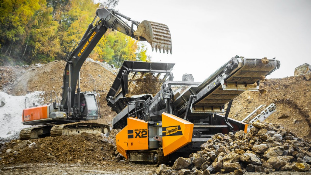 The DOPPSTADT SPLITTER X2 separates stones and soils, material from landfill reclamation, mixed construction wate and scrap.