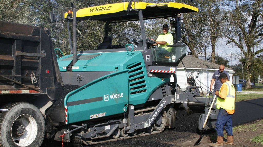 The tracked SUPER 2000-3i VÖGELE is designed primarily for use in highway construction and large-scale commercial applications.