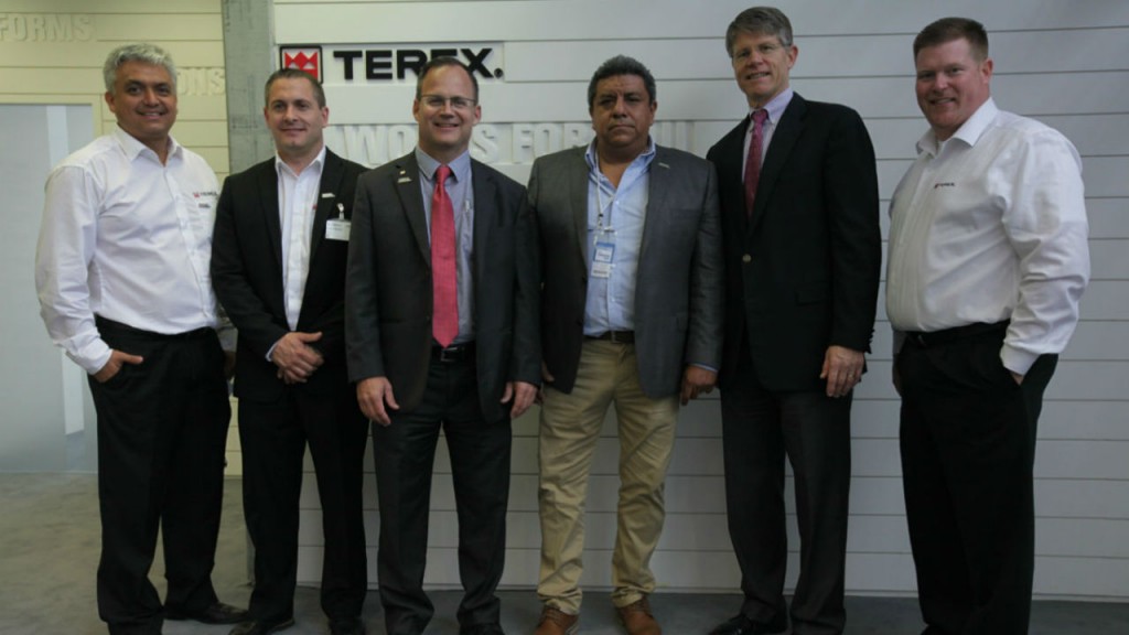 Obed De Alba (Terex Cranes), Dean Barley (Terex Cranes); Ken Lousberg (Terex Cranes), Carlos Salas (GSL), John Garrison (Terex Cranes), Mike Nesdahl (Terex Cranes)