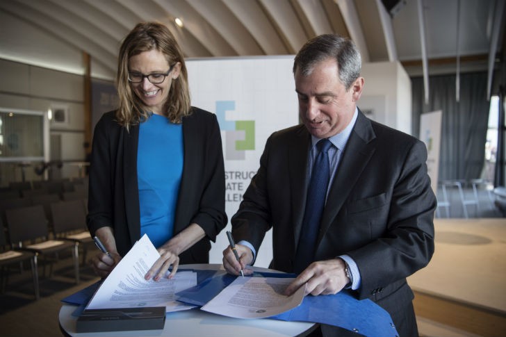 WorldGBC CEO Terri Wills (left) and Volvo CE president Martin Weissburg at the signing ceremony that sees Volvo CE join the WorldGBC’s Corporate Advisory Board. WorldGBC CEO Terri Wills (left) and Volvo CE president Martin Weissburg at the signing ceremony that sees Volvo CE join the WorldGBC’s Corporate Advisory Board.