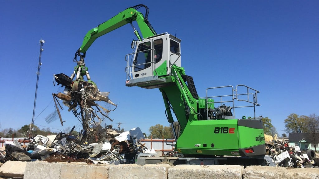 This Green Efficiency 818 M E-Series is matched to a SENNEBOGEN grapple to maximize its productivity.