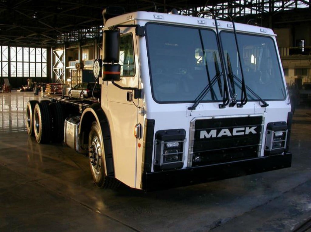 Mack Trucks showcased a Mack LR model retrofitted with the Wrightspeed Route 1000 powertrain in booth no. 1327 at WasteExpo 2016. Mack is the first OEM to evaluate Wrightspeed technology within a Class 8 refuse vehicle.