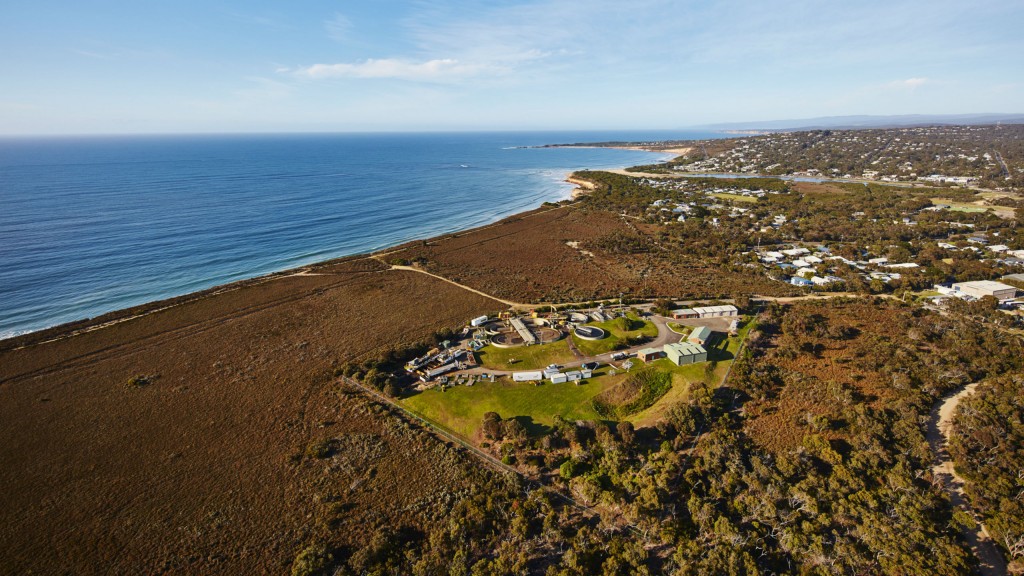 With the help of an HDD Rig from Herrenknecht, in Anglesea in Victoria (Australia), a 700-meter-long pipeline was installed under the sea using the sea outfall method. The existing pipeline had previously been destroyed by the collapse of a cliff. With the help of an HDD Rig from Herrenknecht, in Anglesea in Victoria (Australia), a 700-meter-long pipeline was installed under the sea using the sea outfall method. The existing pipeline had previously been destroyed by the collapse of a cliff.