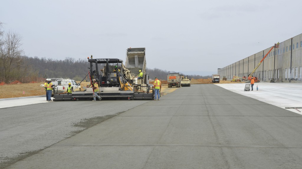 The Volvo ABG7820C paver ensures a smooth, high quality surface at the Liberty Trust distribution centre in Shippensburg, Pennsylvania.