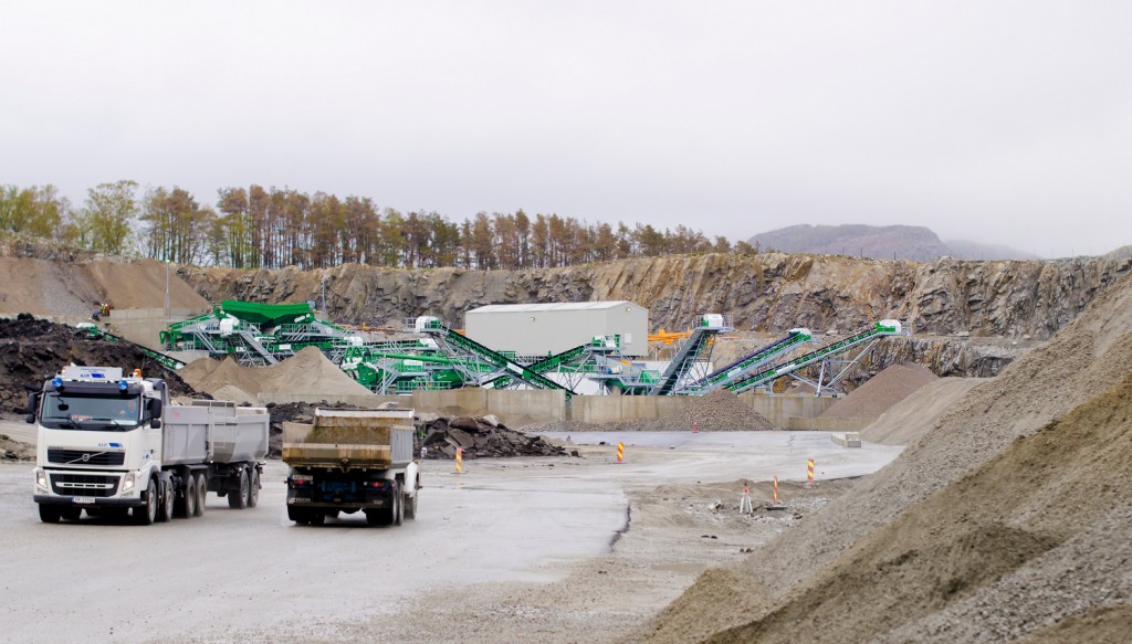 As well as processing C&D waste received at the Sandnes quarry, Velde Pukk's CDE plant is processing overburden from the company's hard rock quarry operations at the same site. 