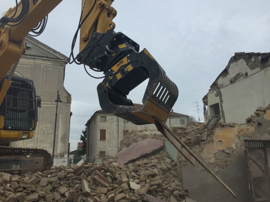 The MB-G900 grapple has many design features that enhance performance, allowing operators to always have the maximum working versatility to do jobs that with other equipment would be simply impossible.