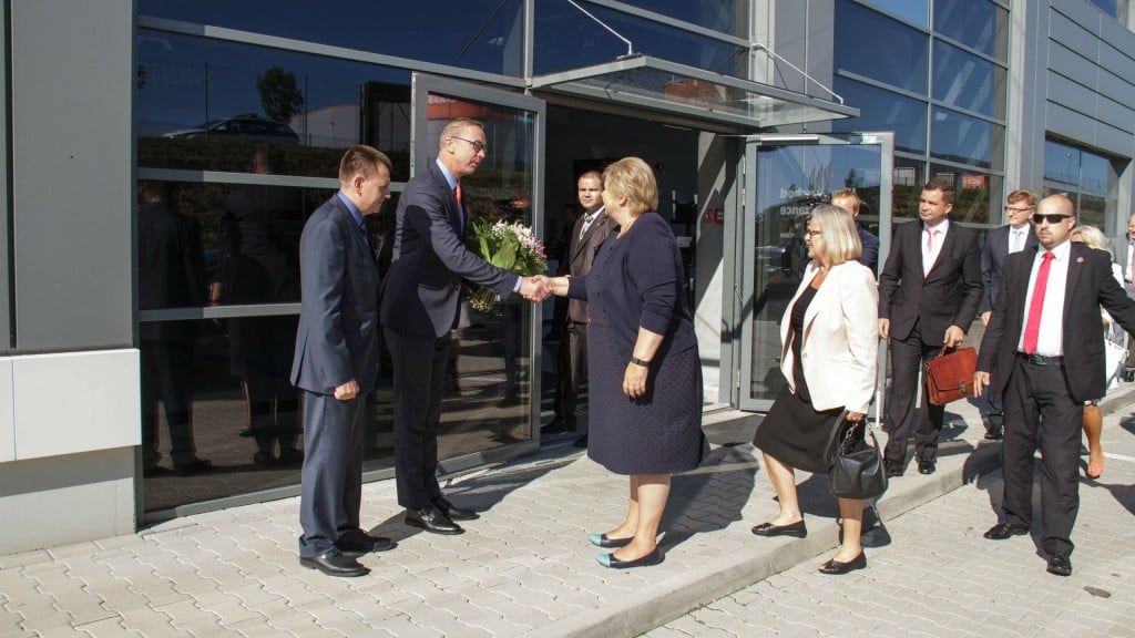 TOMRA president and CEO Stefan Ranstrand (with flowers) welcomed Norwegian Prime Minister Erna Solberg to the company’s Slovakian manufacturing facility.
 
