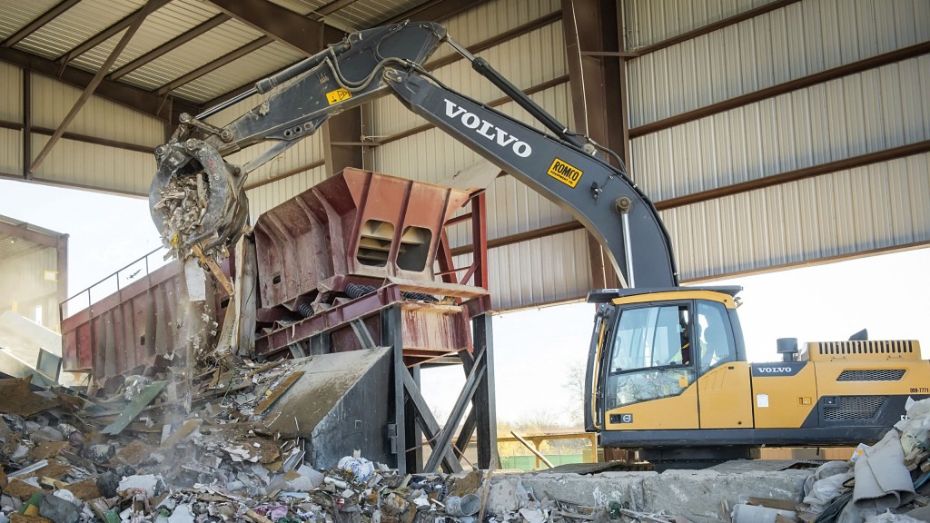The Volvo EC250D excavator features high digging and lift forces and quick swing performance to push and load the material with outstanding efficiency. 
