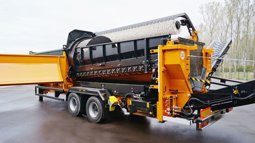 Star screen system mounted into a trommel screen SM 518 Plus: The trommel can be exchanged quickly and easily without tools for a star screen deck.
 
