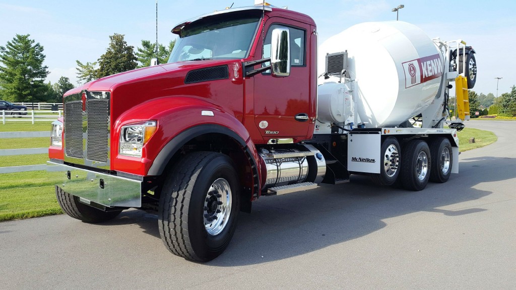 The new T880S is available with a set-forward front axle ranging from 14,600 pounds to 22,800 pounds. 