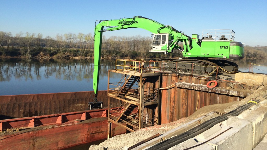 The position of the hydraulic cab allows the operator to clearly see the bottom of the barge.