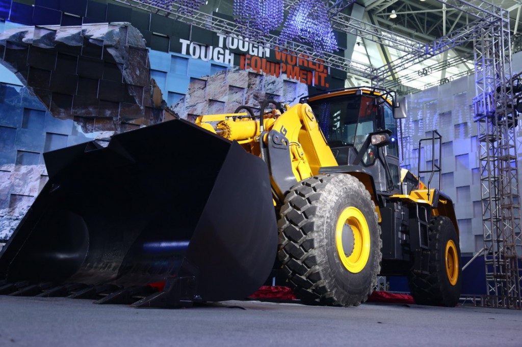 LiuGong launches vertical lift wheel loader at 2016 Global Dealer Conference
