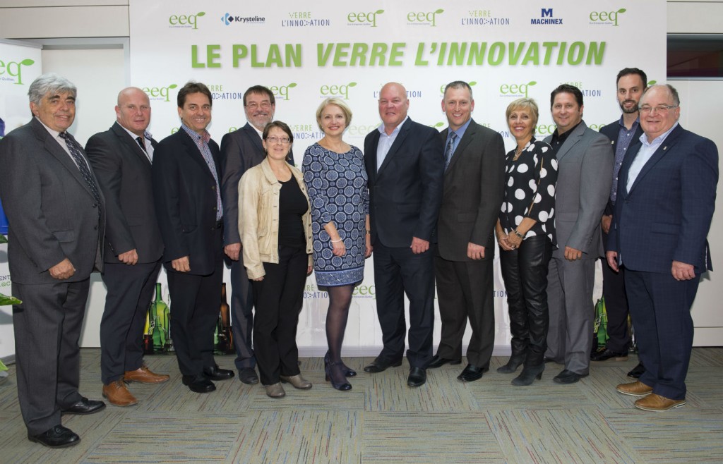 Maryse Vermette, President and Chief Executive Officer and Denis Brisebois, Chair of the Board of Directors, Éco Entreprises Québec, with representatives of the five sorting centres selected under ÉEQ’s Innovative Glass Works Plan. 