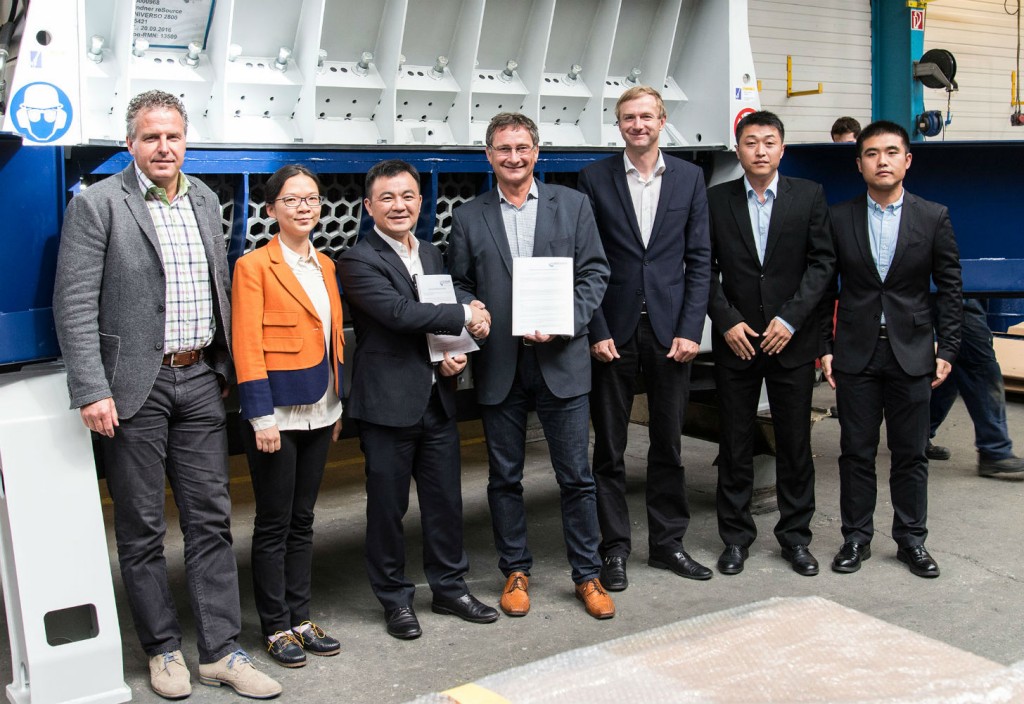 Within the framework of a tour of the plant at Lindner’s headquarters in Spittal/Drau, Austria, Manuel Lindner, Managing Director of Lindner Recyclingtech (center), and Jay Yuan, General Manager of JONO, sealed the recently signed distribution and service contract with a handshake.