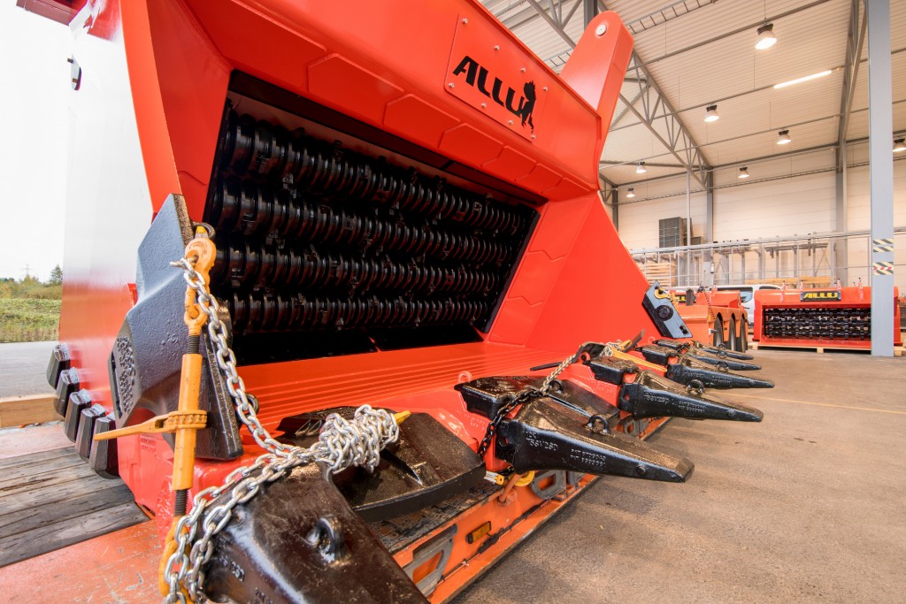 The heavy-duty ALLU G 4-32 F screener crusher has a payload of over 55 tons (50 metric tons).