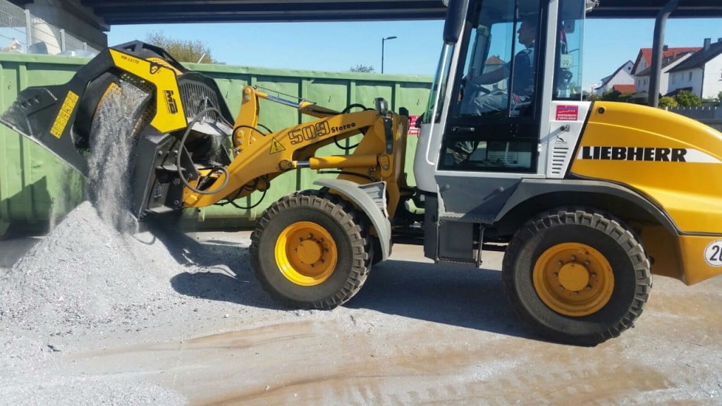 The MB-LS170 (installed on a Liebherr Radlader 509 loader) creates an efficient mobile screening plant used to transform industrial waste and aluminum into saleable product.