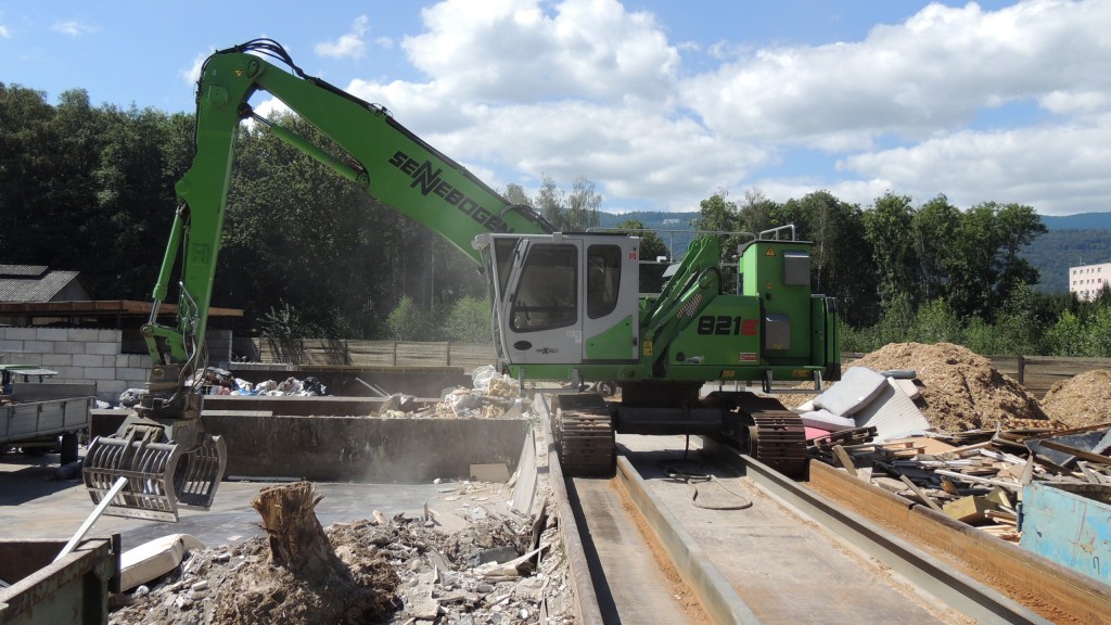 The Sennebogen 821 Electro with crawler travelling gear works in sorting and loading recycling materials for Remo AG.