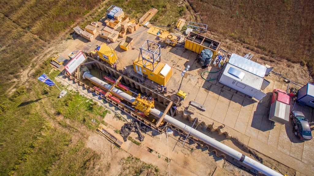 Pipeline crossing in a single step. Pipeline crossing in a single step.
