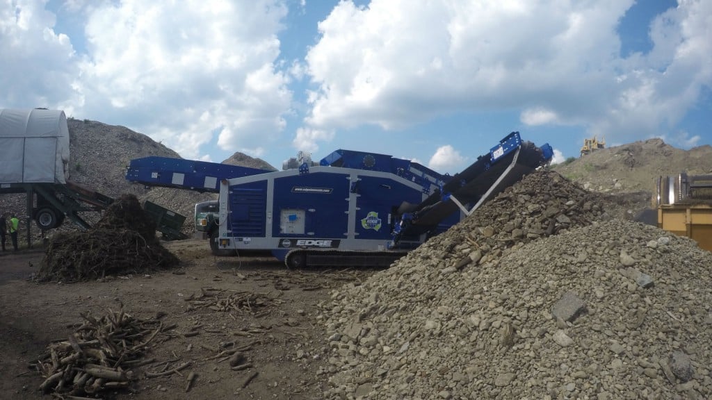 EDGE Innovate MC 1400 tracked material classifier 