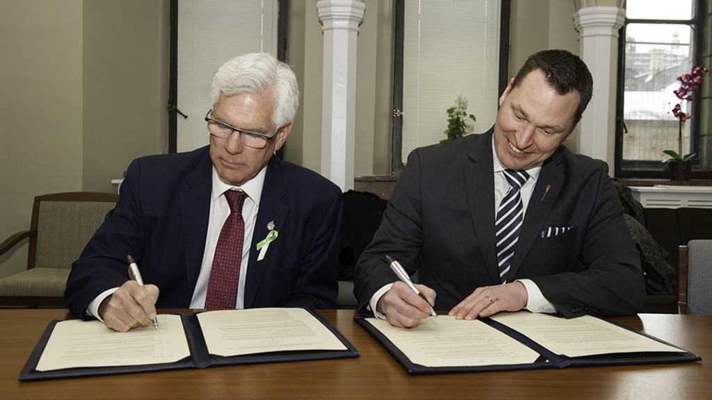 Minister Carr and Minister Bilous sign a memorandum of understanding between Natural Resources Canada and the Government of Alberta on February 13, 2017 in Ottawa. Minister Carr and Minister Bilous sign a memorandum of understanding between Natural Resources Canada and the Government of Alberta on February 13, 2017 in Ottawa.