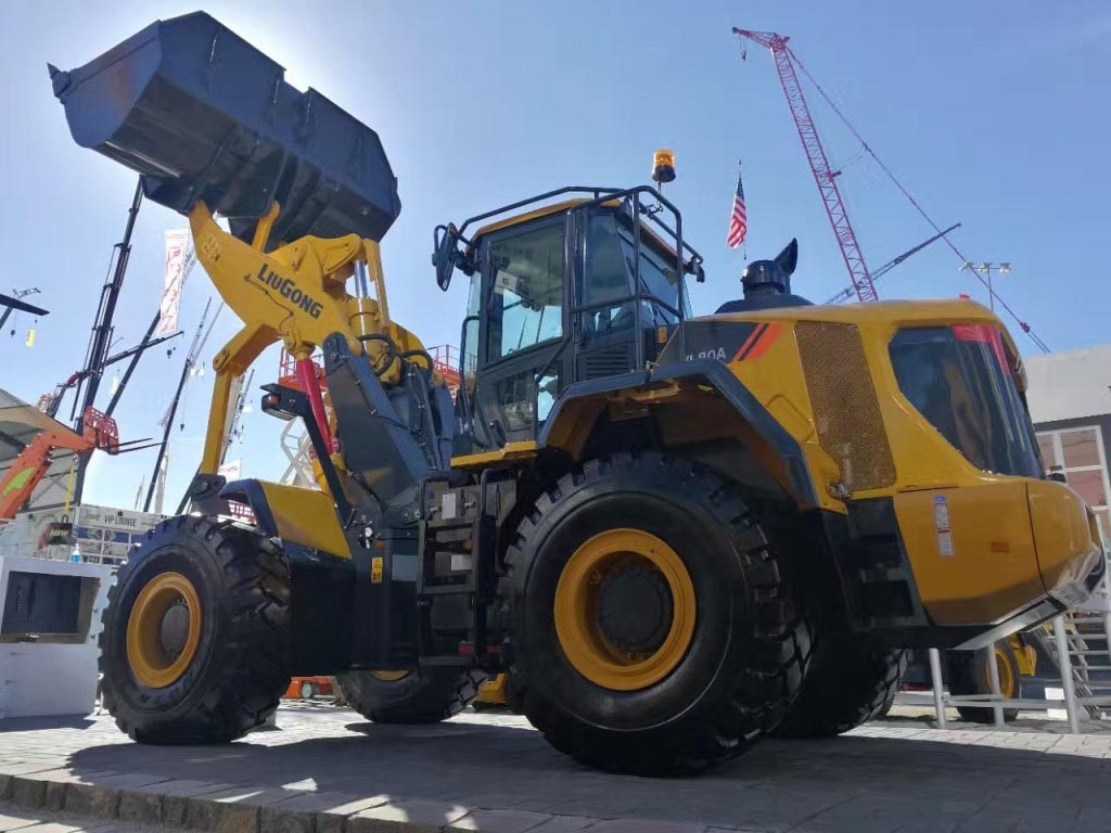 LiuGong vertical lift wheel loader moves more tph with heavier tipping load and higher lift height