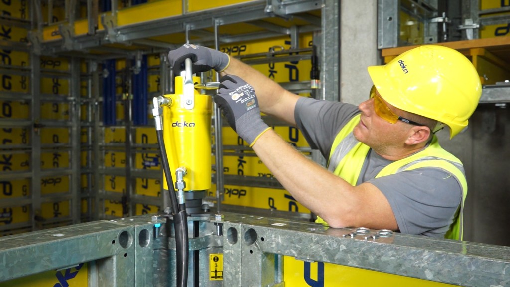 With Doka Framax Xlife stripping corner all retracting or expanding formwork can be done by one worker