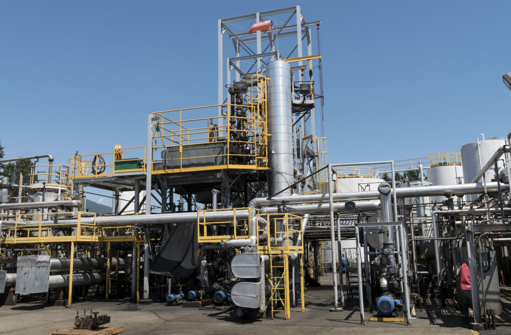 Terrapure’s North Vancouver used oil re-refinery is the world’s first commercial-scale re-refinery to use vacuum distillation and hydro-treating to recover base oil from used lubricating oil. 