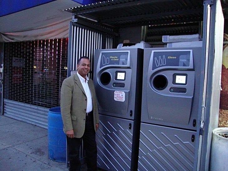 New York grocer touts the benefits of automated bottle/can return system