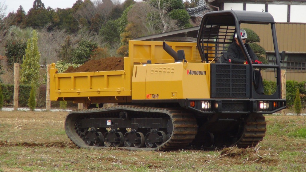 Mid-size rubber track carrier