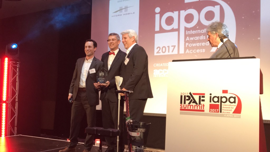 Wade Carson (left) and Jim Colvin (right) accept the award from Brad Boehler, President of Skyjack while John Inverdale, BBC’s face of rugby looks on.