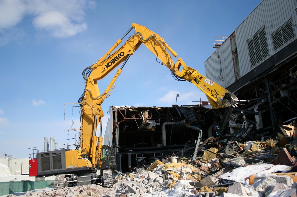 The 220,000-pound KOBELCO SK1000DLC Large Building Demolition machine offers flexibility with a variety of attachments for job-specific strength and reach capabilities.