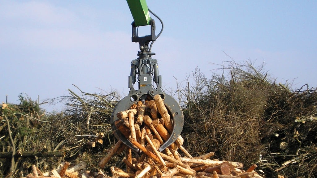 For forestry biomass, including waste logs or larger branches, KINSHOFER offers specialized wood and timber grabs in the T-series, for excavators with an operating weight from 3 tonnes to 100 tonnes.