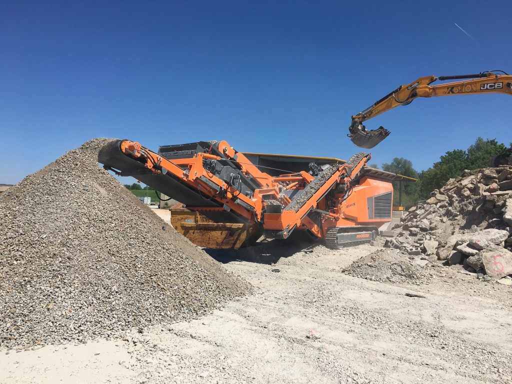 The Rockster R1000S mobile impactor crushing concrete.
