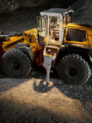 New lighting options for Liebherr XPower wheel loaders: adaptive working lighting and key with remote control 
