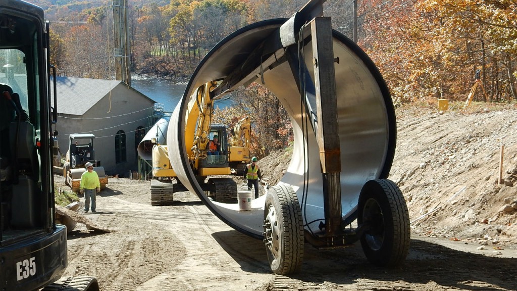 An on-site transportation device used to install the pipe under the bridge was designed by Bancroft Contracting, Corp.
An on-site transportation device used to install the pipe under the bridge was designed by Bancroft Contracting, Corp.