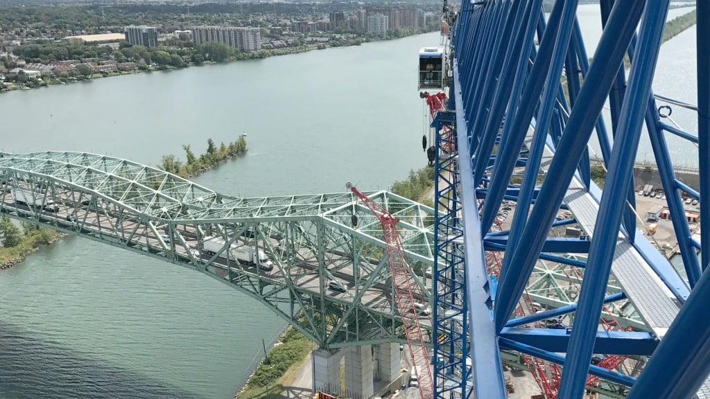 Linden Comansa crane integral in Champlain Bridge replacement