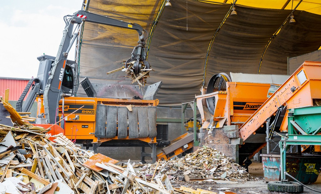 The DW 308 Rhino from Doppstadt shreds a wide range of waste material from industry, commerce and households, including C&D, organics and railway sleepers, green waste, logs and roots.