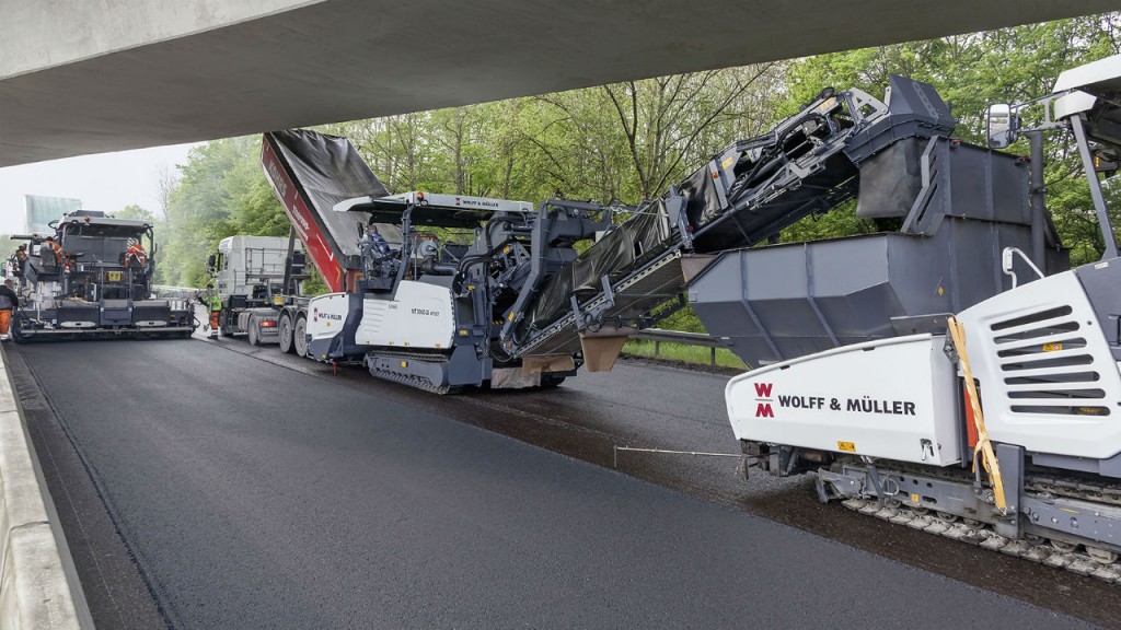 VÖGELE Offset PowerFeeders are the ideal choice for a German motorway project.