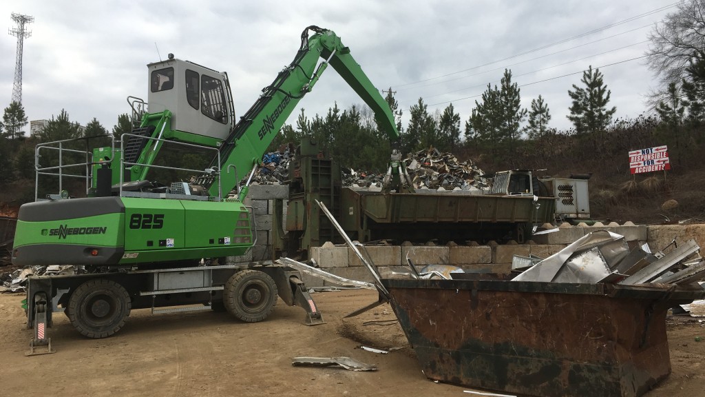 Loading their 750-ton logger/baler/shear is a primary responsibility of CRC's new SENNEBOGEN 825 scrap handler.