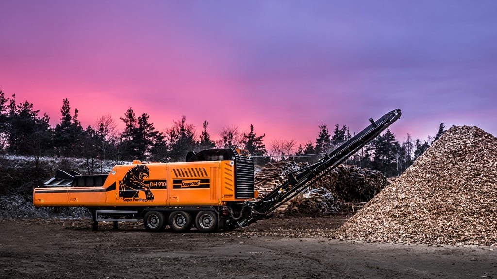 The swiveling rear conveyor of the Doppstadt DH 910 SA-B discharges wood chips carefully, producing high quality chips with a low proportion of fines. 