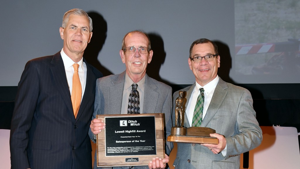 Ditch Witch honours Robbin Womack (centre) with the 2017 Lowell Highfill Award.