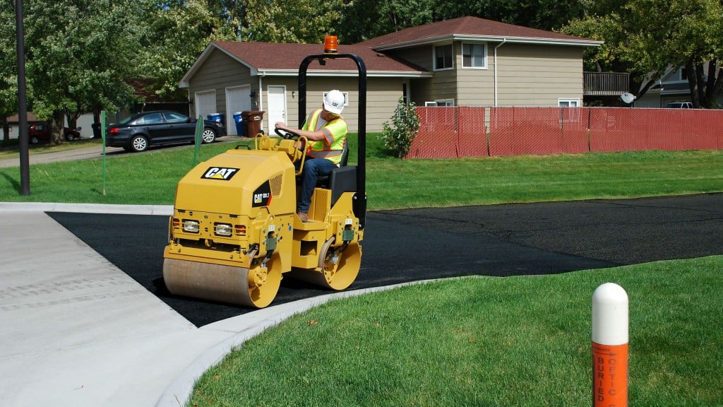 Typical applications for Caterpillar's CB1.7 and CB1.8 utility compactors include: bike paths, courtyards, patchwork, parking lots, driveways, town centres, and shoulder work.