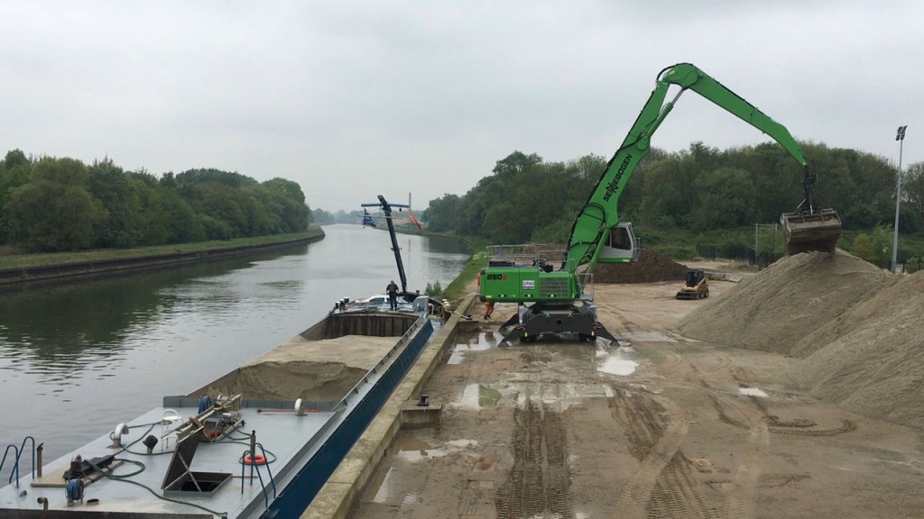 The Sennebogen 850 E loading and unloading barges on the Seine.