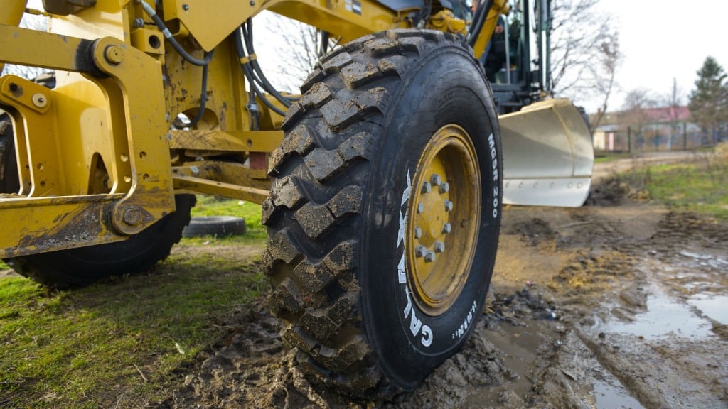 The Galaxy MGSR 200 S-pattern grader tire.