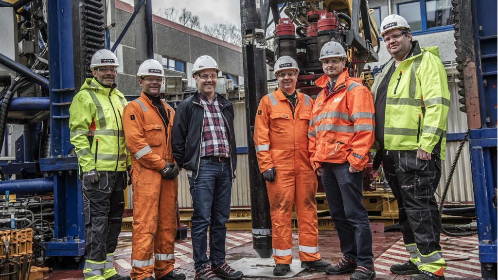 (left) Magne Mykkeltvedt (Ardyne), Jan Audun Omdal (Ardyne), Hans Christian Karlsen (Statoil), David Stewart (Ardyne), Stephen Hoey (NOV), Steffen Hansen (Ardyne). (left) Magne Mykkeltvedt (Ardyne), Jan Audun Omdal (Ardyne), Hans Christian Karlsen (Statoil), David Stewart (Ardyne), Stephen Hoey (NOV), Steffen Hansen (Ardyne).