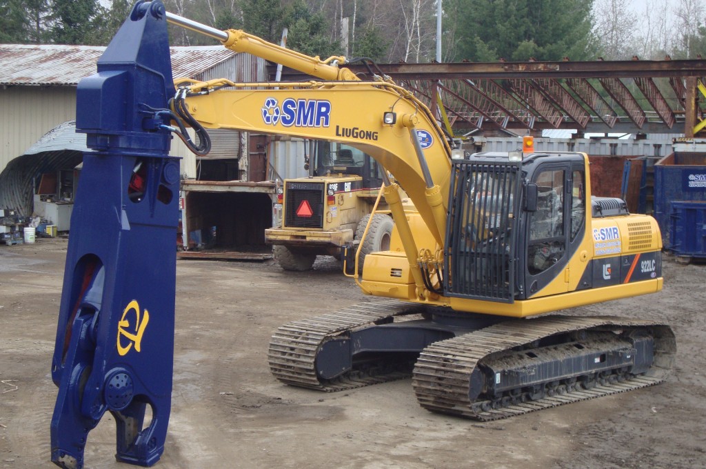 SMR operates a steadily growing equipment fleet of high-precision machinery, including this new LiuGong 922E excavator with LaBounty hydraulic shear attachment. 