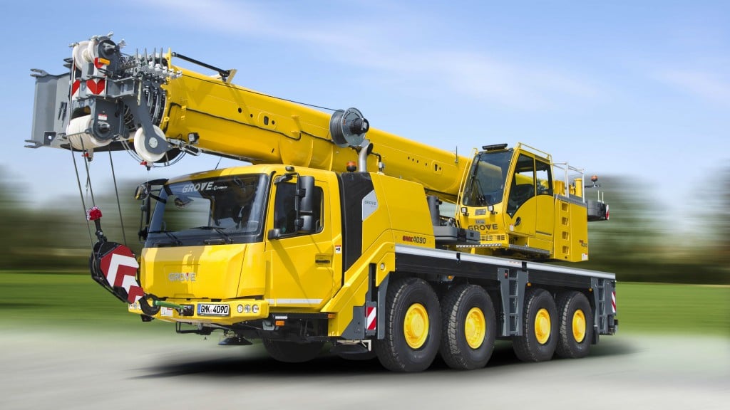The 90 t (100 USt) capacity taxi crane has the strongest taxi load chart in its class and can easily maneuver on narrow job sites because of its compact design.